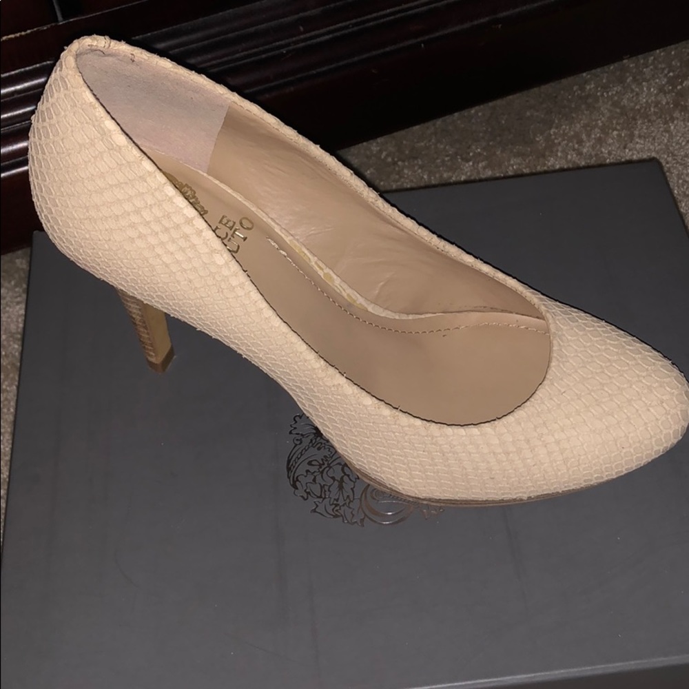 Size 6 Vince Camino light  nude Zella Pump